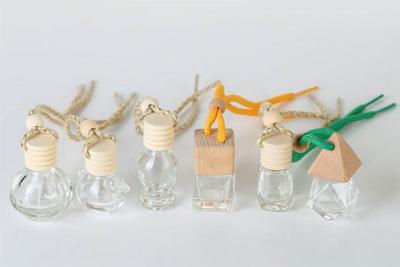 China Garrafa de perfume de vidro de suspensão fresca do quadrado 15ml do ar à venda