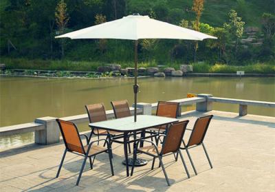 China paraguas de madera al aire libre del patio de Sunbrella de la familia de los 2.75M con la tabla y las sillas en venta