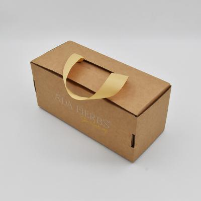 Cina Kraft bianco ha ondulato il bollettino inscatola Artpaper Shoebox pieghevole con Carry Handle in vendita