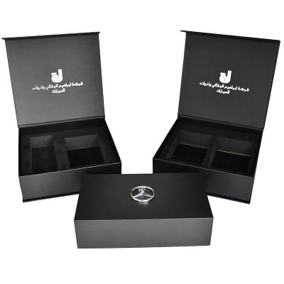 Chine Noir fait sur commande de papier d'emballage de boîte-cadeau magnétique rigide en cuir d'unité centrale avec EVA Inlay Metal Logo à vendre