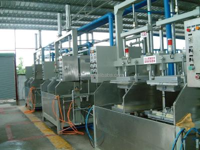 China Envasado Máquina automática de formación de cajas de huevos 70KW Usos de cría de pollos para bandeja en venta