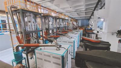 中国 Heavy Duty Plastic Industry Desiccant Dehumidifier With Stainless Steel Hopper 販売のため