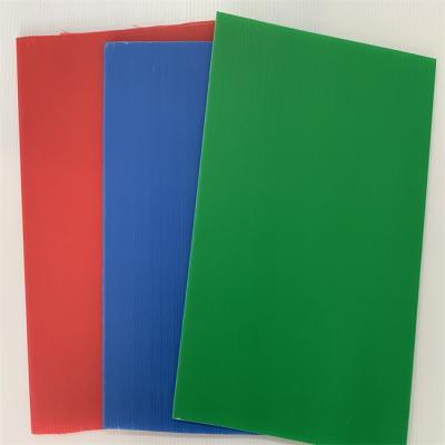 Chine Le plastique ondulé par découpage libre couvre la couleur adaptée aux besoins du client par 4x8 1220 x 2440mm à vendre
