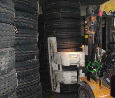 Chine Attachements de chariot élévateur de bride de pneu pour décharger et empiler l'opération à vendre