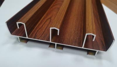 Cina Profili di finestra e porta scorrevoli in alluminio a grano di legno con tre binari in vendita