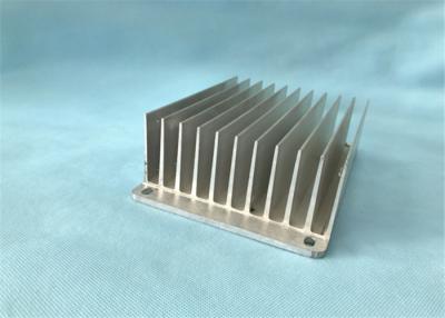 China Loch gelochte Aluminiumverdrängungs-Kühlkörper-Profile, die Oberfläche polieren zu verkaufen