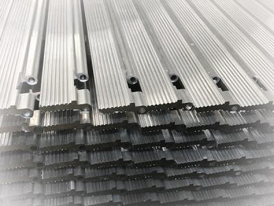 China Fabricación de aluminio industrial del perfil del CNC del color de la naturaleza con cortar y moler en venta