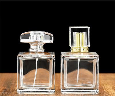 China Customizable Luxury Glass Mist Spray Bottle 100ml Empty Square Perfume Bottle en venta