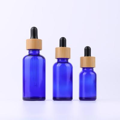 Chine 10 ml en verre d'huile essentielle bleue de cobalt mettent les couvercles en bouteille en bambou de compte-gouttes de pipette d'huile d'oeil à vendre