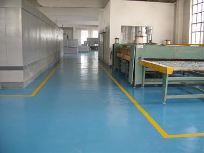 China Rocíe la capa de acrílico líquida del piso/pinte el olor bajo resistente ULTRAVIOLETA en venta