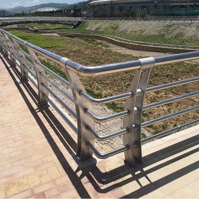 China Guardia al aire libre de acero inoxidable pulido satén Rail Balcony del OEM de la barandilla en venta
