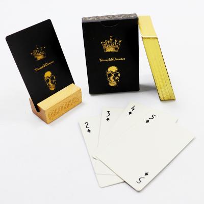 中国 カスタムロゴデザインポーカーカード工場印刷クールブラックゴールド箔エッジトランプポーカーアメリカトランプ 販売のため