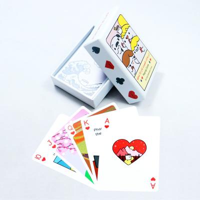 Chine Cartes à jouer en carton blanc imprimées sur mesure avec imprimante en boîte Cartes à jouer en plastique en PVC imperméable à vendre