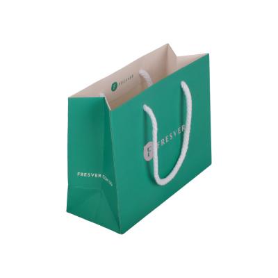 China 210gsm revestiu os sacos de empacotamento de papel para mantimentos dos presentes da roupa à venda