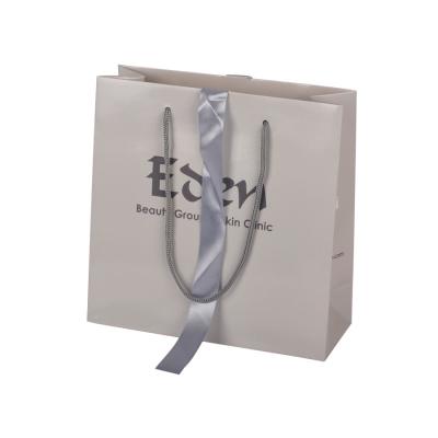 China Cuerda de nylon Logo Paper Bags de encargo, bolsas de papel de Kraft los 20x30x12cm en venta