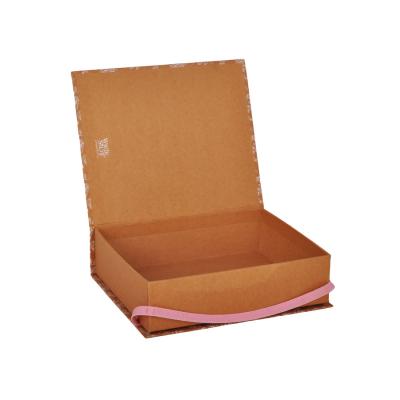 China Steife Buch-Form-Pappperücken-Kasten-Weizen-Farbe mit Ausdehnungs-Gummischnur zu verkaufen