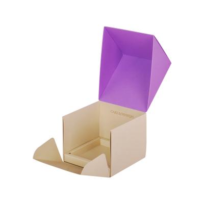 Китай Слоение пурпурной картонной коробки белого торта штейновое с изготовленным на заказ цветом логотипа продается