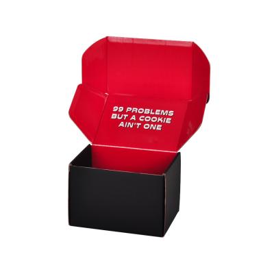 중국 박스 두배를 패키징하는 검은 빨간 선물 화장품은 광택이 나는 엷은 조각 모양 OEM을 출력하여 편들었습니다 판매용