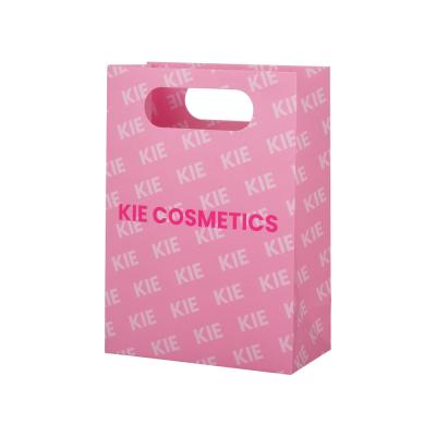 China Bolsas de papel rosado reciclables embalaje cosmético regalo con mango de corte a presión en venta