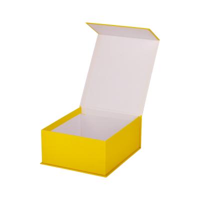 China Book Shape Yellow Paper Box Packaging Gift With Magnetic Lid en venta
