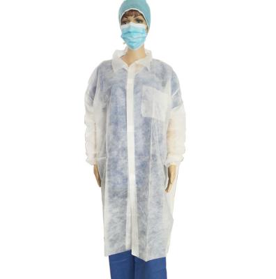 China Terno branco da roupa da segurança do vestido médico descartável impermeável do isolamento da roupa à venda