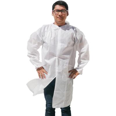 中国 S&J OEMの卸売ポケットが付いているNonwoven白い医学PPの安く使い捨て可能な外科実験室のコート 販売のため