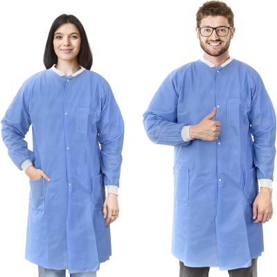 中国 卸し売り使い捨て可能な医者はsms/spunlace/ppの物質的な伸縮自在の病院の均一人および女性の衛生検査隊のコートに塗る 販売のため