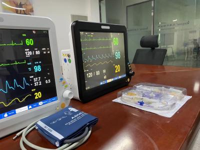 Chine Machine multilingue de coeur d'ICU, machine automatique de signe vital avec la surveillance ECG à vendre