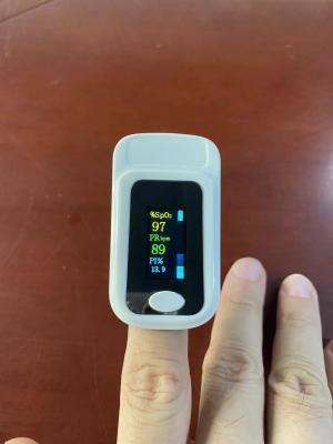 中国 大人の子供のための小さく調節可能な医学の指先の脈拍の酸素濃度計OLED 販売のため
