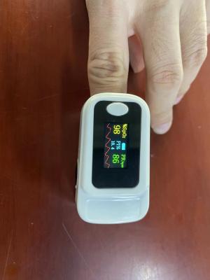 China Oxímetro portátil del monitor de la frecuencia del pulso del oxígeno de la sangre de la yema del dedo del ODM del OEM con OLED en venta