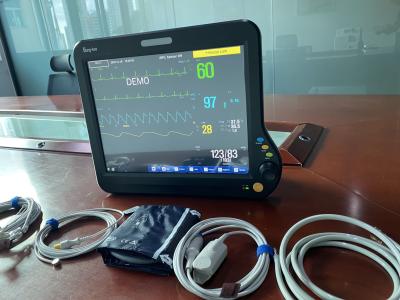 中国 15 inch portable multi parameter patient monitors with HL7 compatible, USB dataouput, VGA, nurse calling and vital sings 販売のため