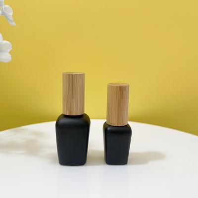 Chine Forme ovale ronde carrée colorée 10ml 12ml 15ml avec la bouteille en bambou de vernis à ongles de chapeau à vendre