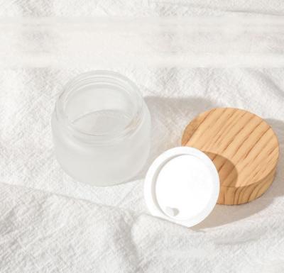 Chine Bouteilles en verre de lotion avec de la matte en bambou 30g en verre 50g 100g de conception à vendre