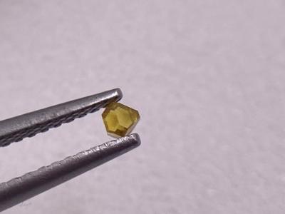 Cina 1 mm - 4 mm Sintetici monocristallini Diamanti grezzi Hpht Abrasivi di diamanti in vendita