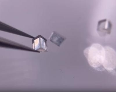 China Mono incoloro CVD de laboratorio Diamantes cultivados Prisma óptico de cristal único 2x2x1mm en venta