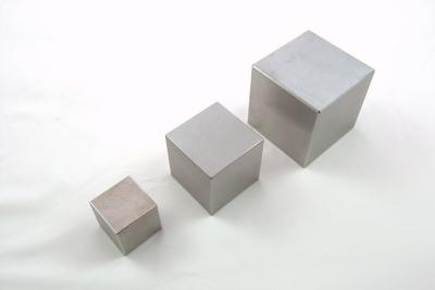 China Cubo puro do tungstênio 1kg da densidade 18.8g/Cm3 para o equilíbrio do peso à venda