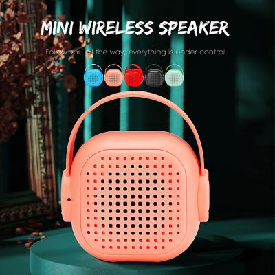 China Nenhuma bateria portátil sem fio cor-de-rosa do orador 500mah de Bluetooth do rosa da distorção opera à venda