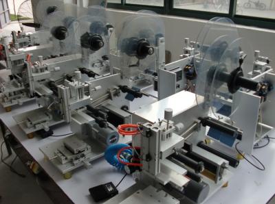 China Semi automatic red wine labeling machine cosmetics vial labeling  for sale