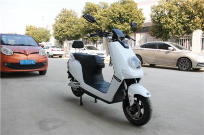 Chine Vélomoteur électrique de conception lisse blanche de couleur pour le moteur sans brosse de C.C des adultes 1200W à vendre