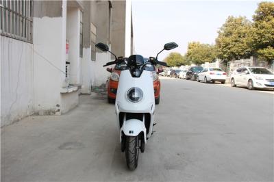 Chine Scooter électrique de route de couleur blanche, scooter électrique pour le   juridique de rue d'adultes à vendre
