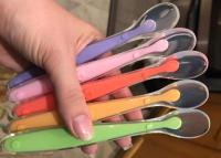 China Customize Food Grade Colorful Self Feeding Training Spoon For First Stage Baby for sale