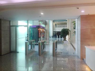 China Puertas de seguridad de edificios de oficinas modernos con giros de acceso controlado 1400mm*120mm*980mm en venta