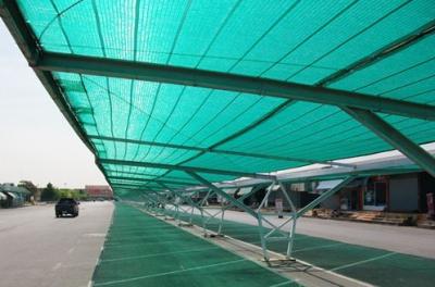 China Dunkelgrüne Sonnenblende-HDPE-Filetarbeit für Parkplatz 85gsm - 300gsm zu verkaufen