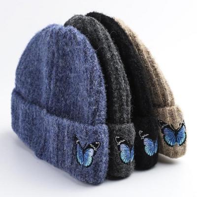 China 2021 sombreros del invierno de las mujeres forman las gorritas tejidas hechas punto con la mariposa bordada en venta