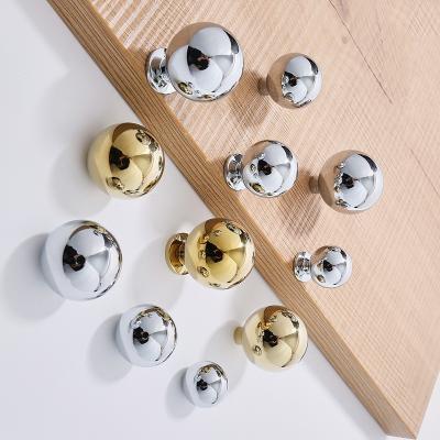 China Botones de cobre amarillo minimalistas del cajón del oro 30m m de la cocina de la manija del cajón del botón del aparador en venta